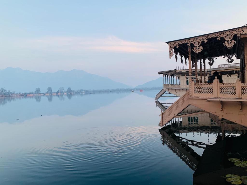 Hotel Yadgaar Houseboats Srīnagar Exterior foto